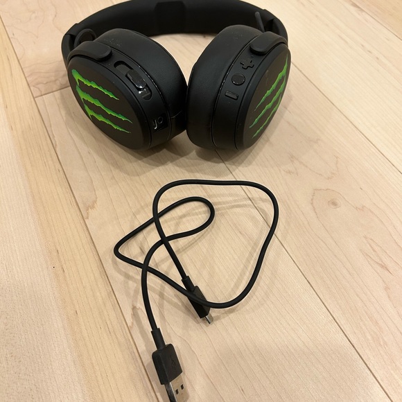 Monster Energy Skull Candy Blue Tooth Headphones - Picture 2 of 4